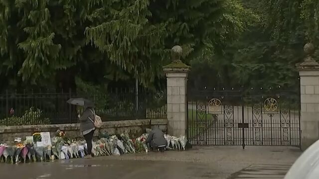 英国民众前往巴尔莫勒尔城堡献花 现场下起暴雨城堡内车辆往来