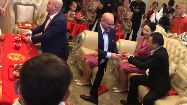 婚礼上洋女婿下跪敬茶,收到红包后的举动逗乐众人:入乡随俗!