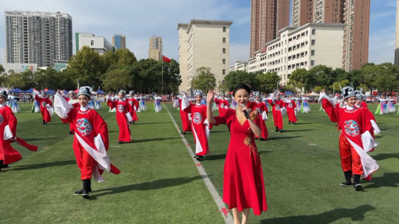 高校运动会师生表演黄梅戏女驸马,学生:感受传统文化的魅力