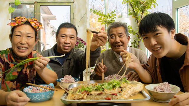 老爸上房摘山里红,会成铁锅鲤鱼炖粉,农家味十足,老妈吃解馋了