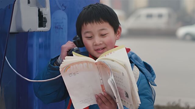 男孩为了让狗狗吃饭,每天打电话给它念书,催泪故事