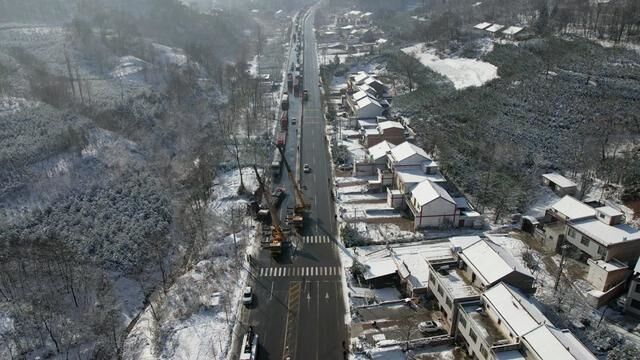 关中环线从长安到渭南方向蓝田段将军岭隧道发生特大交通事故,大家雨雪天气安全出行#航拍 #将军领隧道#雨雪天气注意安全#关中环线