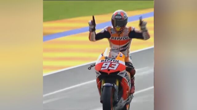 如果说出道即巅峰有代言人的话,那他一定是marc marquez,一个在菜鸟年可以拿四连冠,并且拿下世界冠军的男人