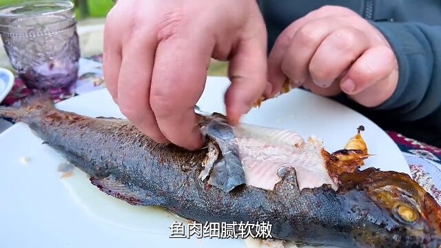 鳟鱼作为鱼类中的贵族,价格昂贵的同时肉质也是特别鲜嫩,这样的美食你喜欢吗?美食美食分享鳟鱼