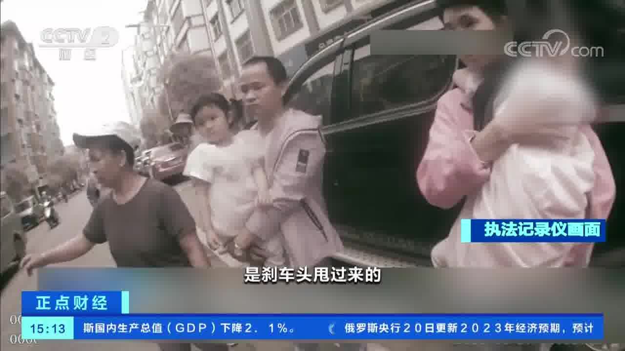 云南玉溪:孩子独自跑入机动车道被撞倒