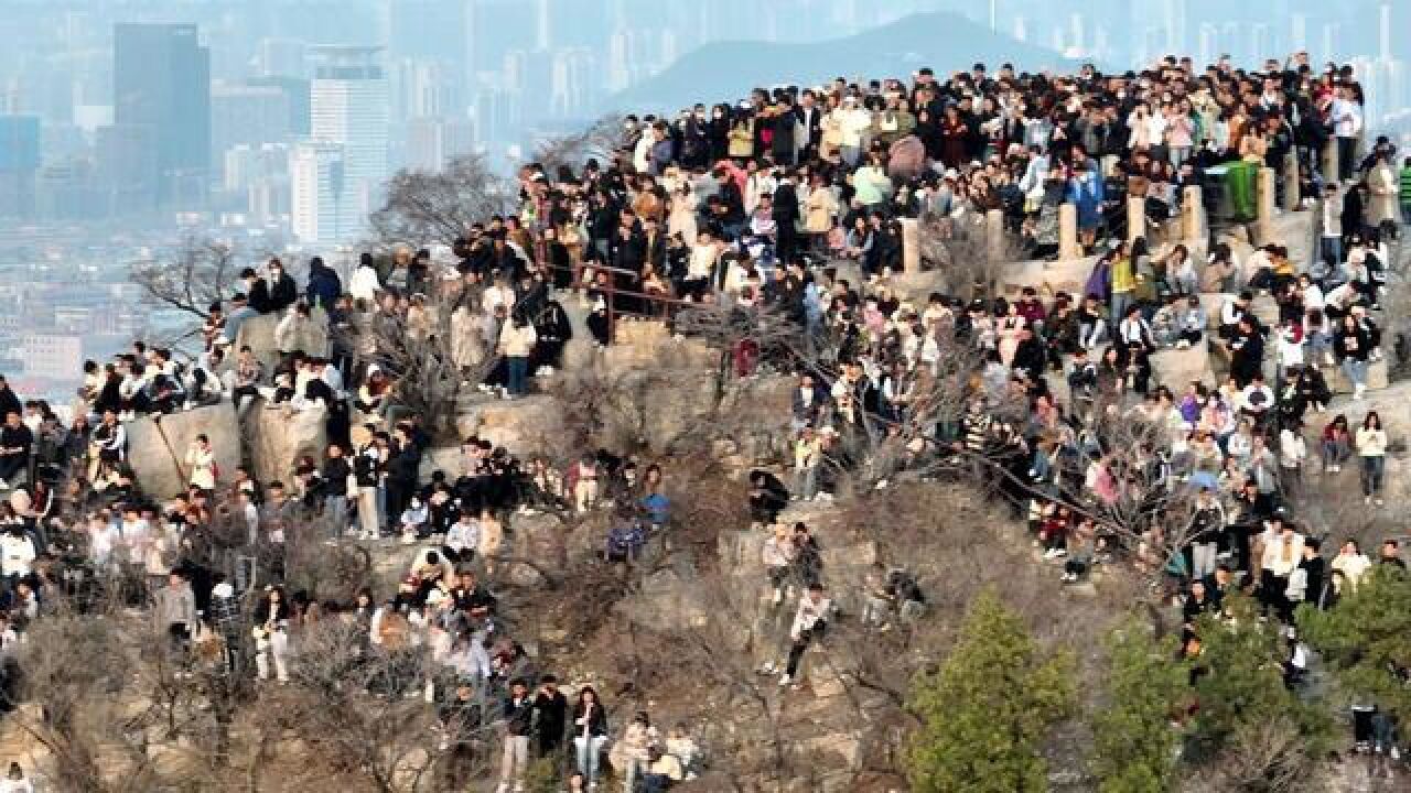 憋了三年的大学生,在这个周末攻占了千佛山,史称千佛山大捷