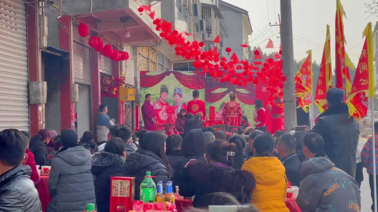 彩旗飘飘!剑阁农村婚礼现场,主持人把快节奏,仪式感拉满