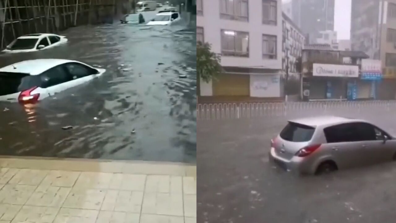 广东湛江徐闻突降暴雨 部分街道出现积水水位淹没轿车引擎盖