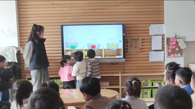 【幼儿园优质课】小班数学《水果找家》(2022年),教案+视频+操作卡