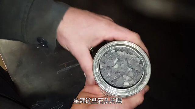 不可思议的“电石灯”,把水滴在石头上就能照明,什么原理