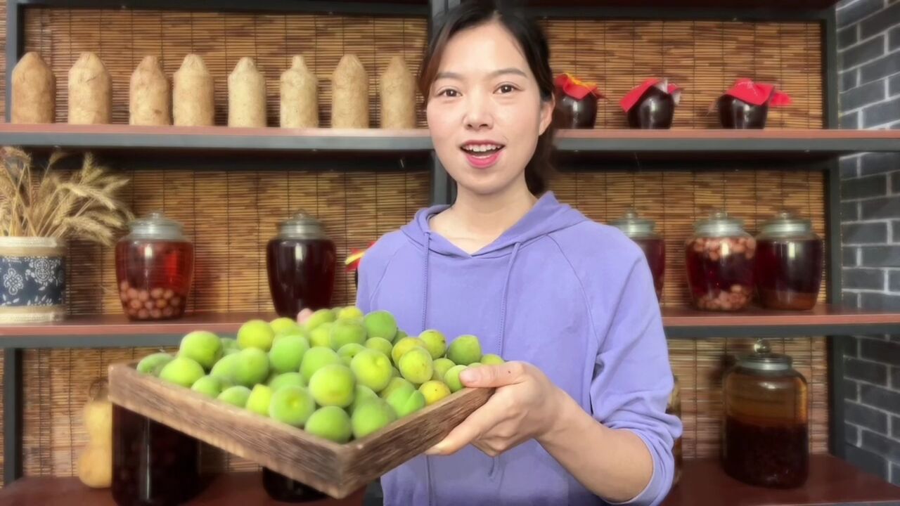 青梅的季节泡一瓶青梅酒,味道酸甜微苦,泡过青梅酒的都说好喝