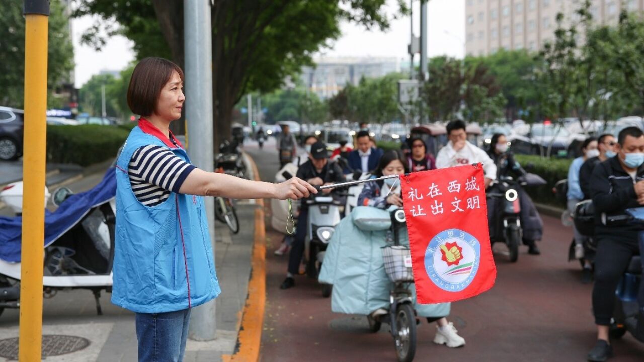 1300个路口迎来文明引导员, “路口引导让我学会了换位思考”