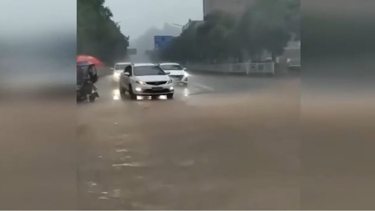 湖南怀化暴雨红色预警,部分路段积水深约半米