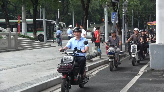 直击广州严查电动自行车交通违法乱象:未戴头盔?超载?罚!