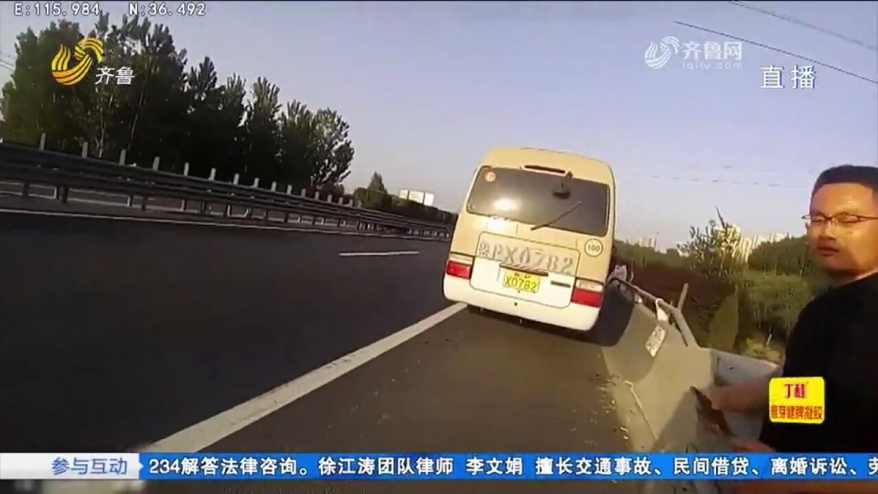 中巴车高速突然爆胎,29名乘客被吓坏,交警和路政合力救援