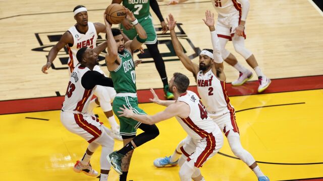 杨毅复盘东决抢七预测总决：不敢不信热火 ，他们带着“炸弹” 若夺冠则是史上最神奇