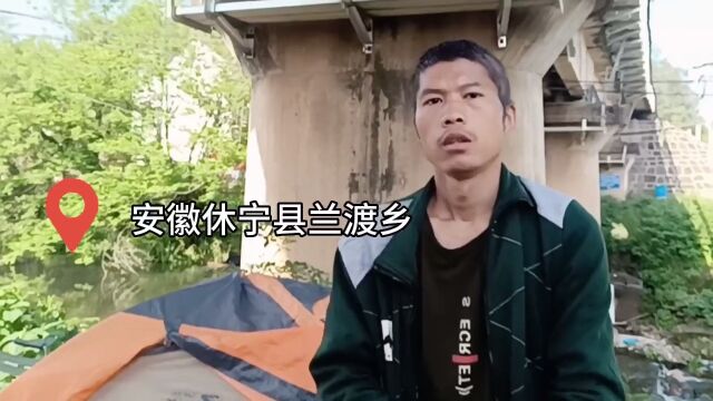 铁道下面道路积攒许多水潭,把水清理一下,小河流旁切菜做饭吃