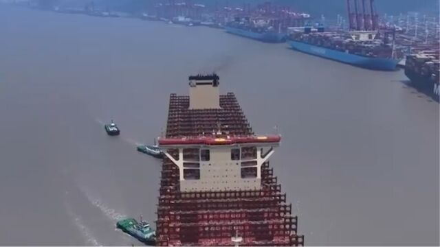 浙江宁波我国自主设计建造超大集装箱船首航