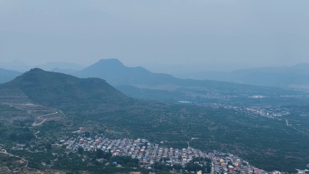 初夏航拍枣庄山亭大寨山 苍松翠柏掩映其间