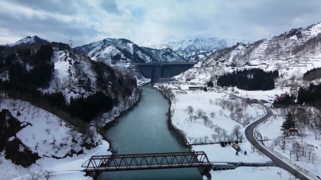 日本浪漫铁路线只见线 川端康成笔下雪国 穿过秋季红枫冬季雪乡