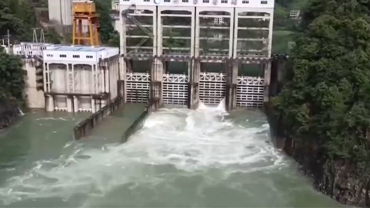 重庆黔江应对强降雨天气,多座水电站泄洪腾库