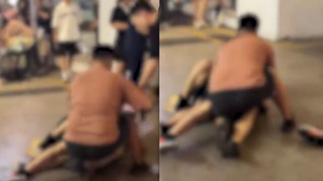 男子偷拍女孩裙底被2小伙按倒在地:最后被警察带走调查了