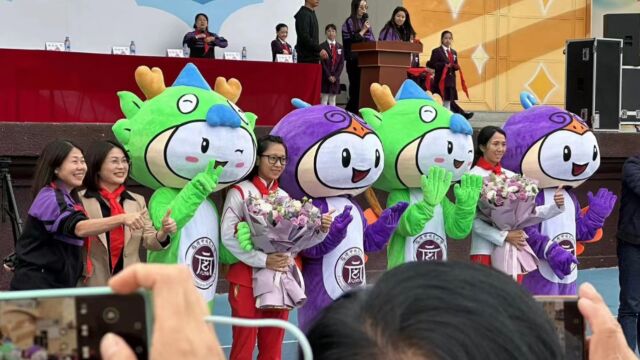 接地气!亚运冠军参加小学运动会颁奖:林雨薇回馈家乡 做好榜样