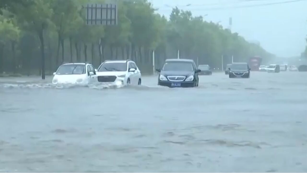 山西运城强降雨致道路积水