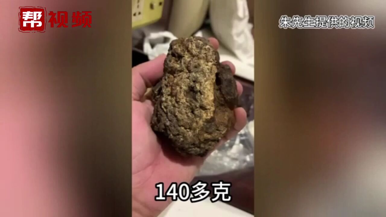 “能浮在水面 有木头香味” 男子赶海疑似捡到“龙涎香”