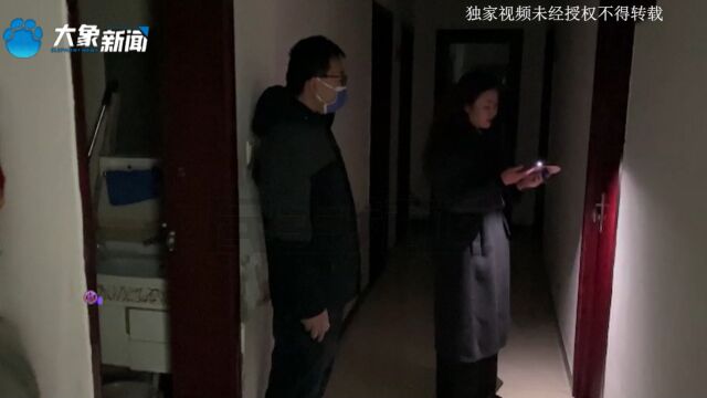 河南新密:女子打开后备箱拿东西,意外掉进窨井受伤,物业经理:有保险,可以列出诉求