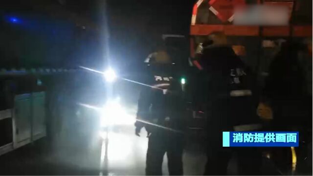 河南新乡:油罐车发生泄漏,消防人员紧急处置