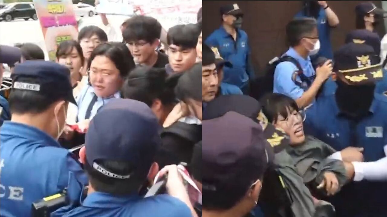 日本驻韩使馆外爆激烈冲突:韩大学生抗议排海欲强闯使馆 被警方架走押上车