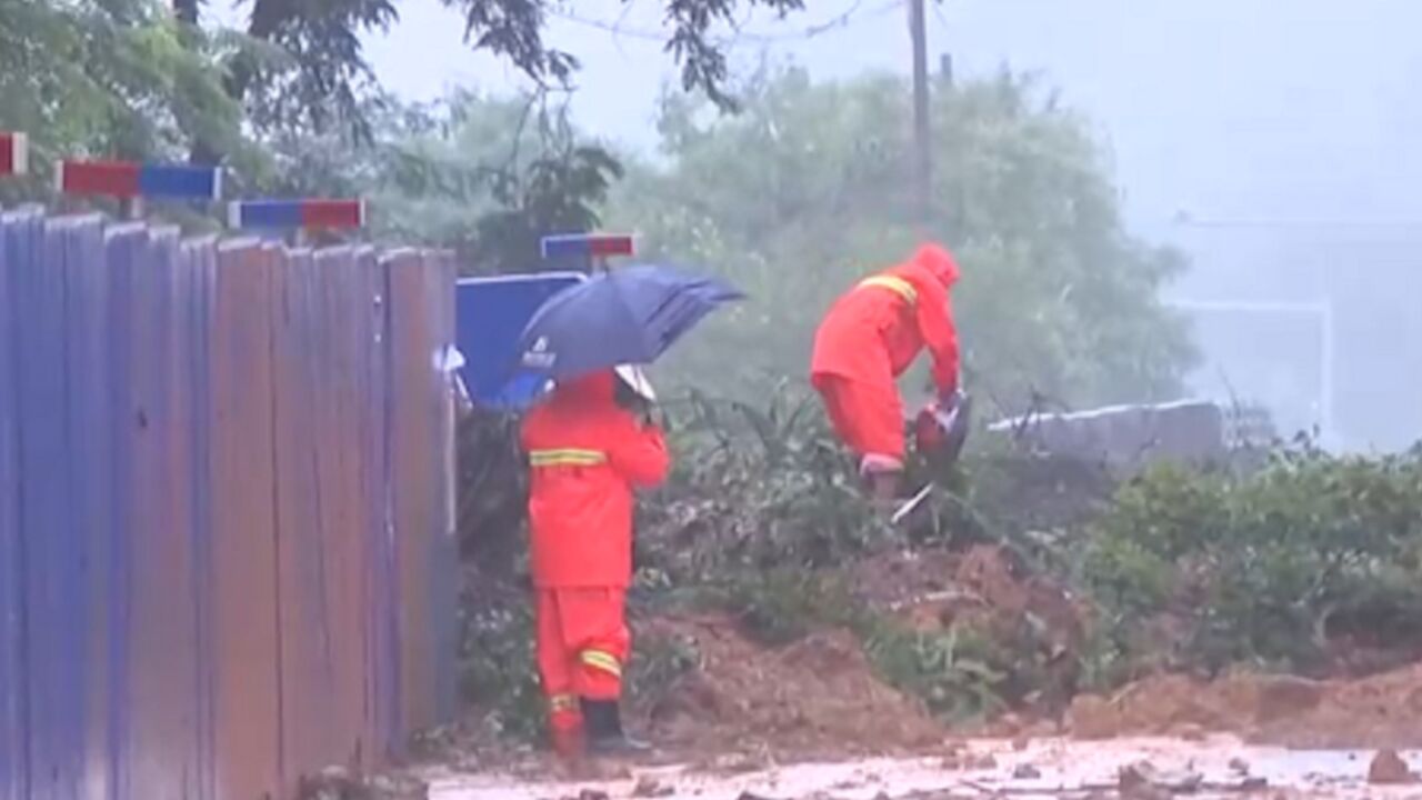 广东丰顺持续性降雨,降雨量达到111毫米,消防员转移群众抢修塌方路段