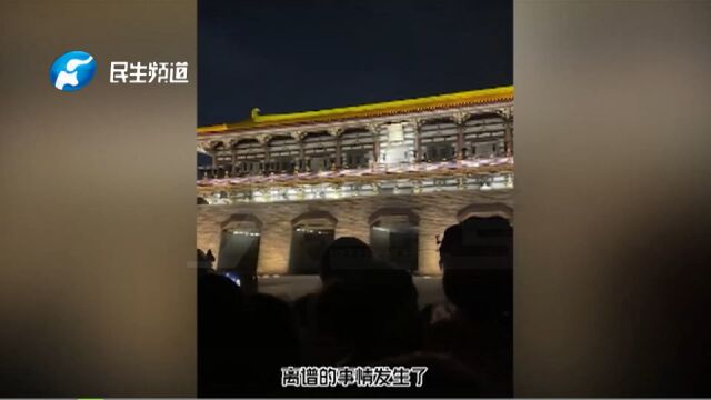 湖北襄阳:让千名游客给11位外国人让座?被指区别对待中外游客,景区道歉!