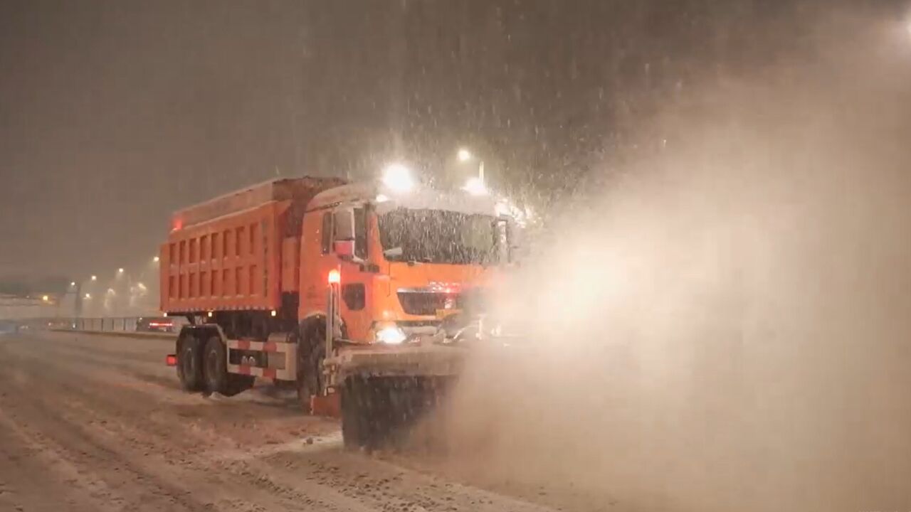 象ⷦš–流|集结1473台机械设备 郑州公用集团连夜除雪