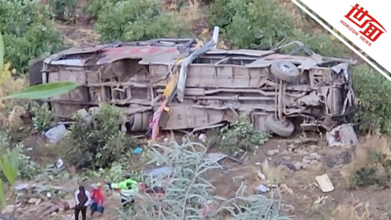 秘鲁一客车坠入200米深峡谷致24死 客车侧翻物品散落在地