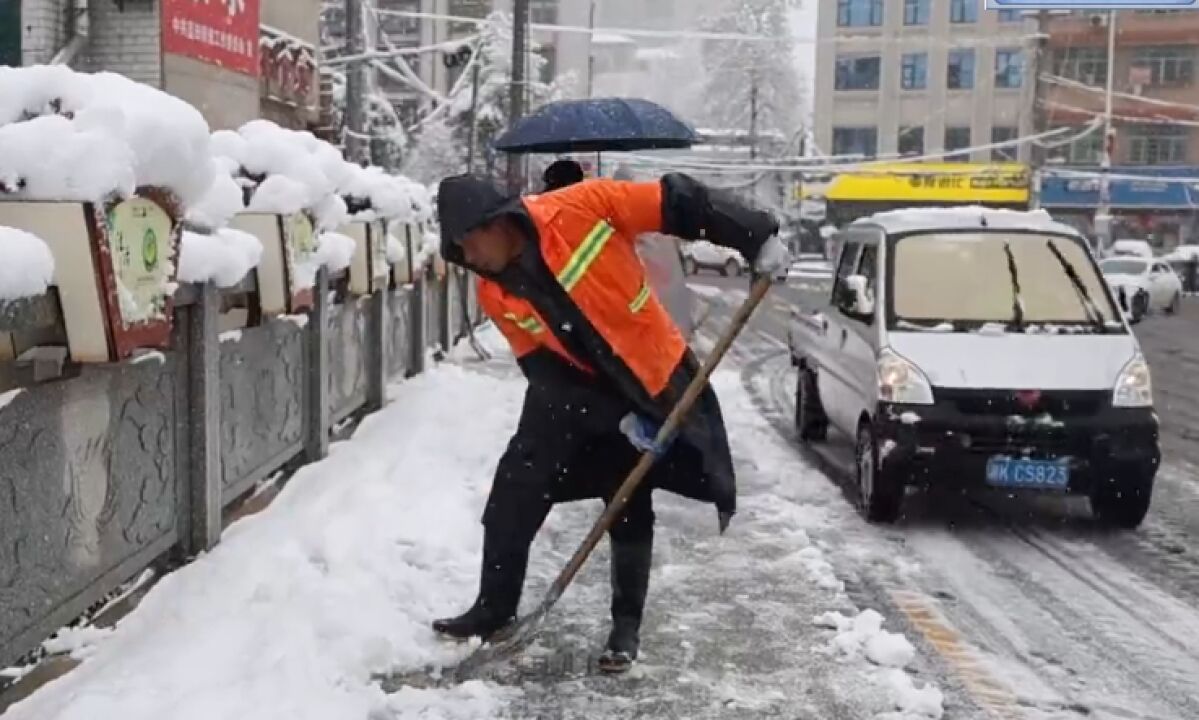 涟源“清扫大军”开启扫雪模式