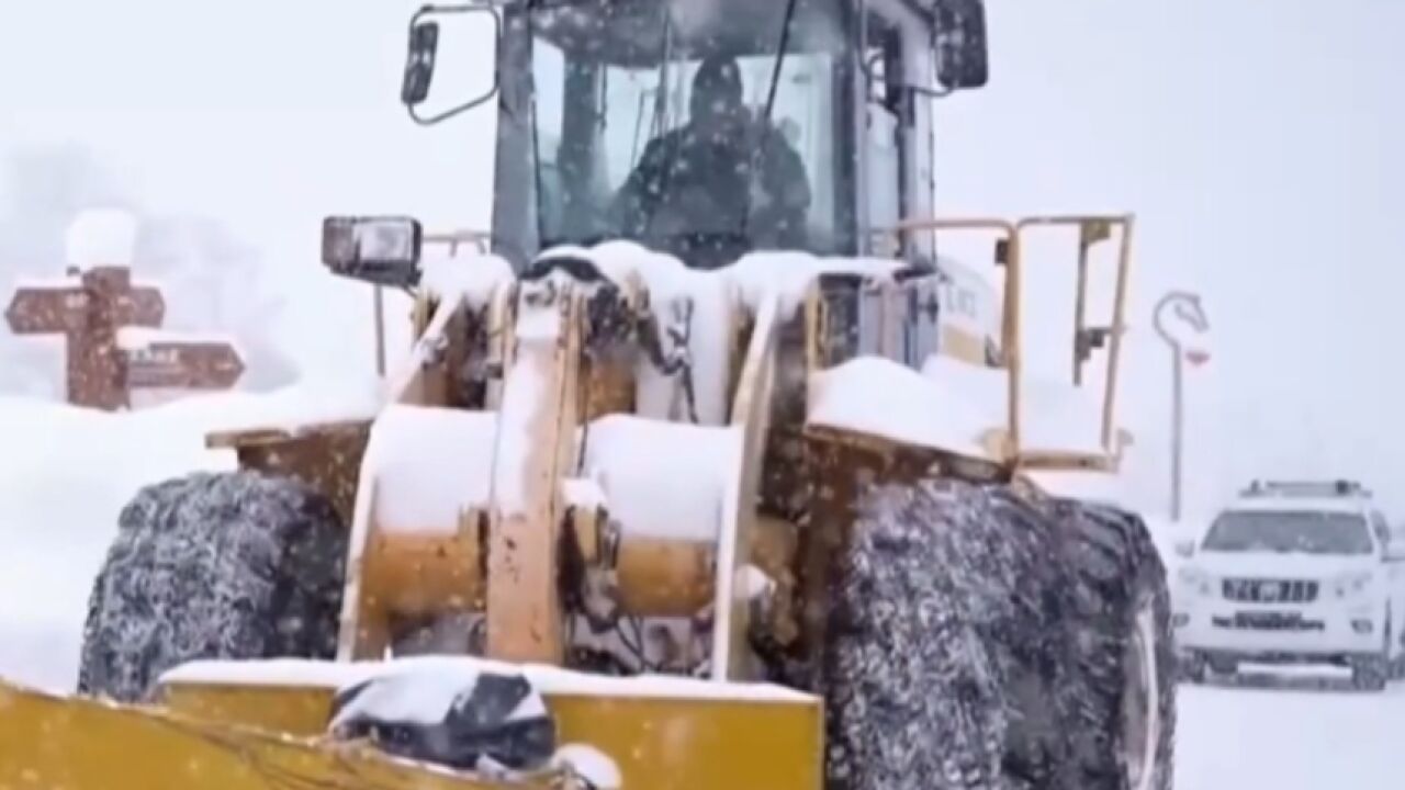 新疆阿勒泰:多处道路发生风吹雪,目前已恢复通行