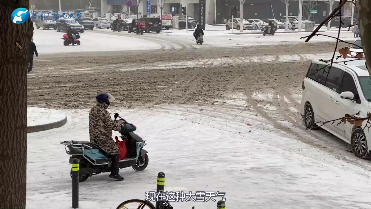 河南郑州:冰粒打得脸生疼,道路结冰“步步惊心”