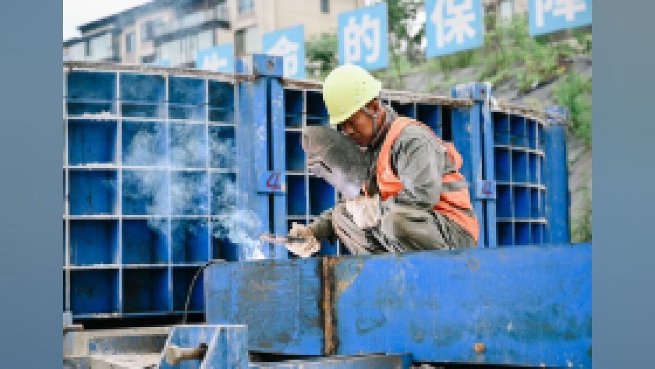 “五一”坚守丨机器轰鸣、焊花闪烁……重庆花沟路网项目施工忙