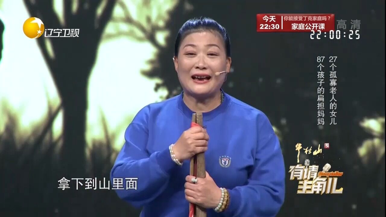 扁担姐挑衣服下乡献爱心,每天挑着担子来回走山路,实属不易