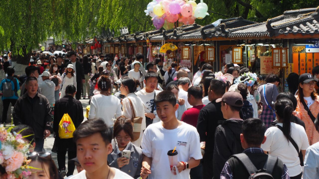 果然视频|五一节刚升级的百花洲成旅游焦点,各地游客吃喝玩乐购