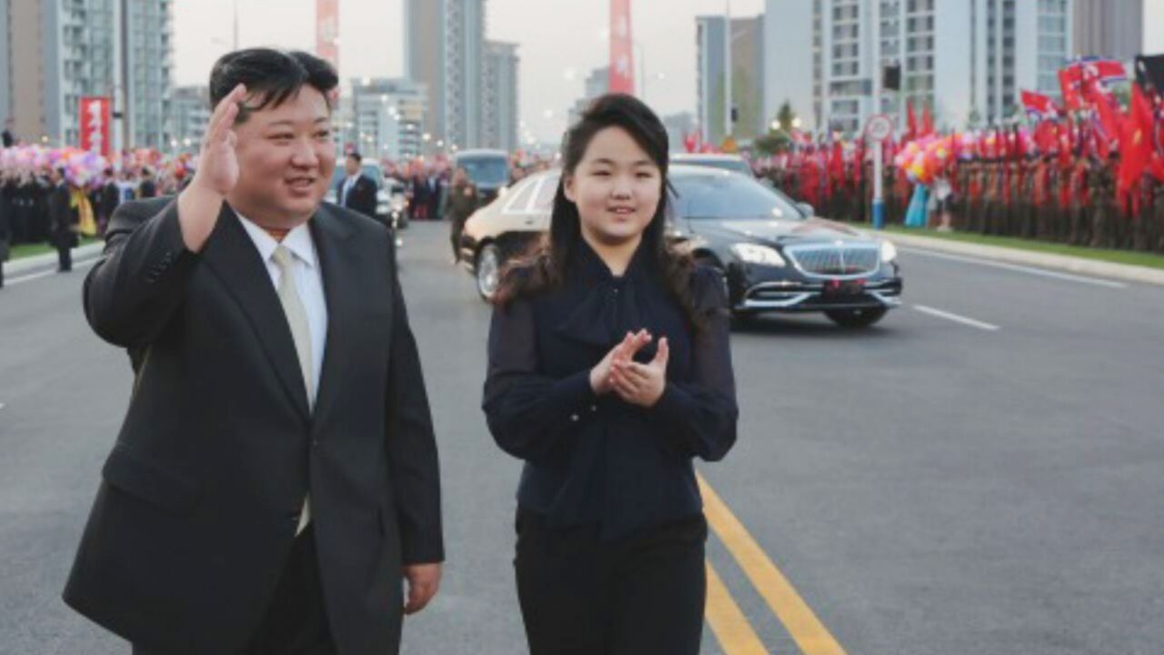 金正恩出席朝鲜前卫大街竣工典礼并剪彩 其女陪同出席