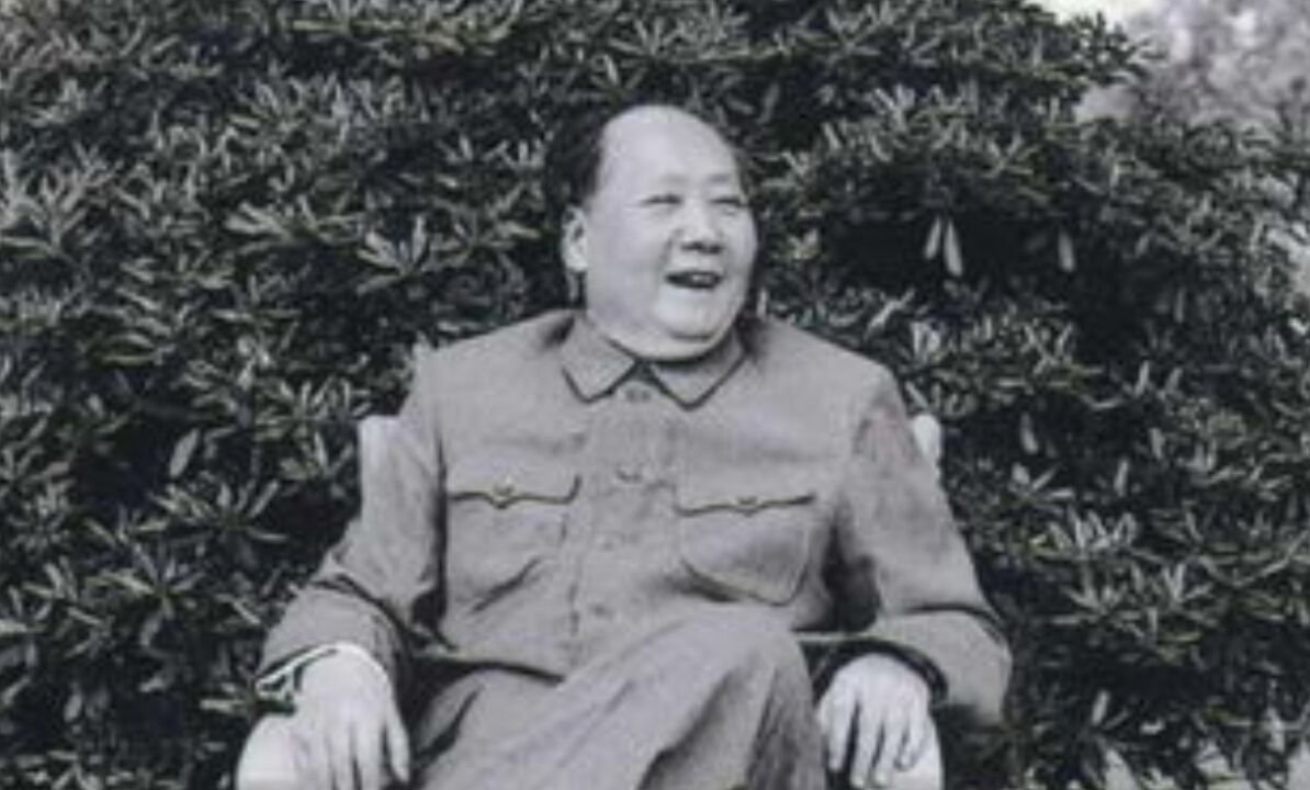 1956年,匈牙利事件爆发,赫鲁晓夫第一时间将此事告知毛主席