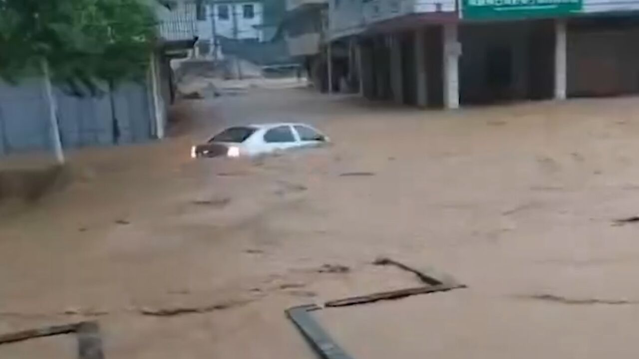 广东梅州暴雨救援队拆窗救人 官方通报:已致5人死亡15人失联