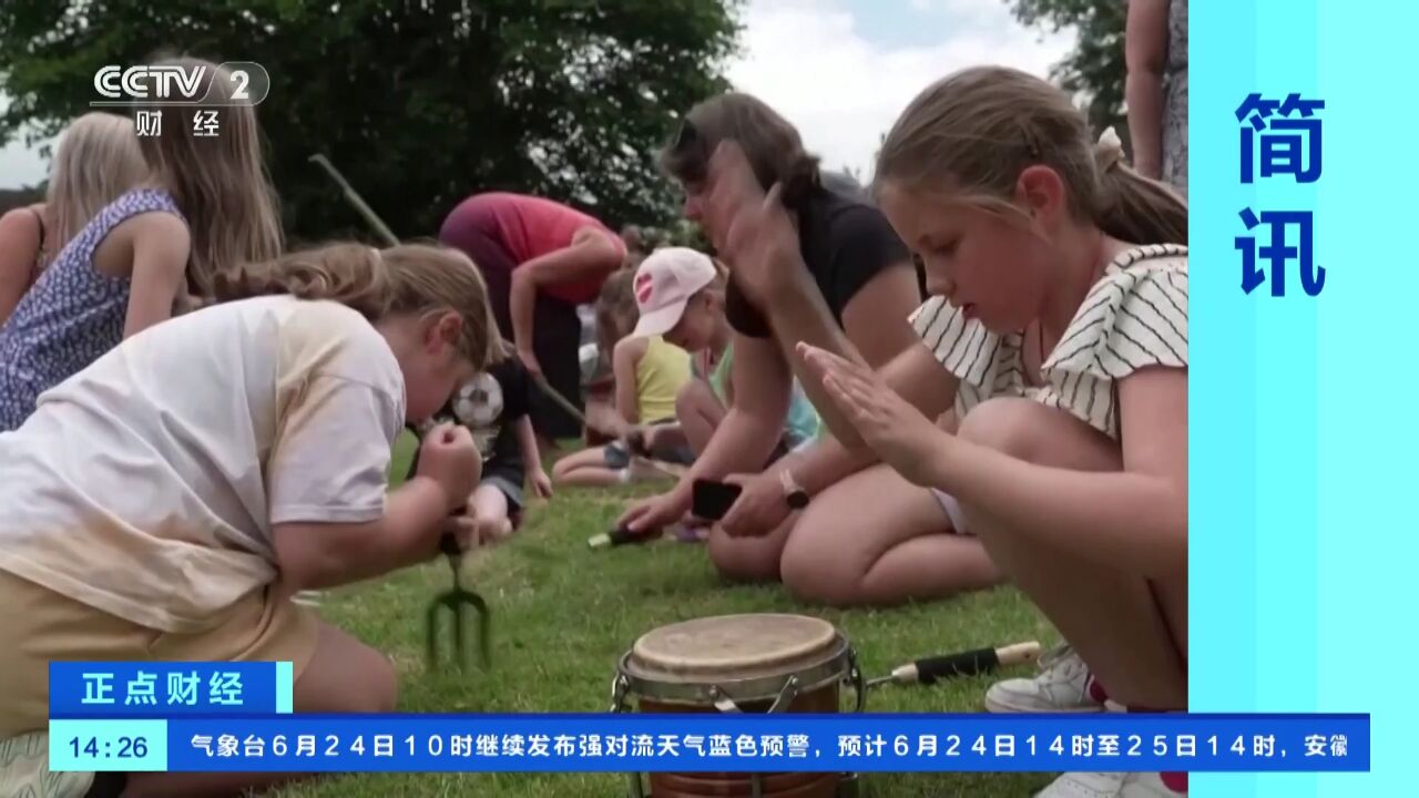 花样百出 英国举办世界抓蚯蚓锦标赛