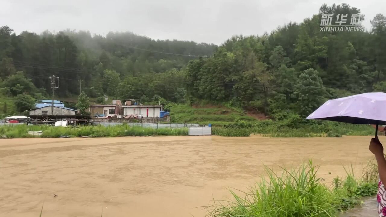 贵州平塘消防成功转移19名被洪水围困群众