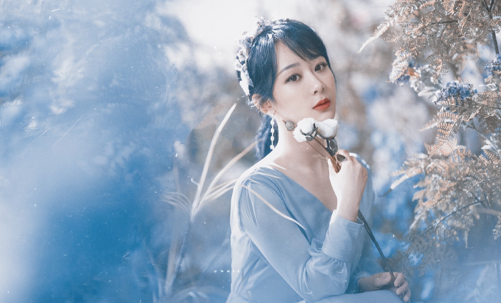 你走来 山间云雾自散而 你笑一笑  今晚没有月亮也明亮 #陪杨紫