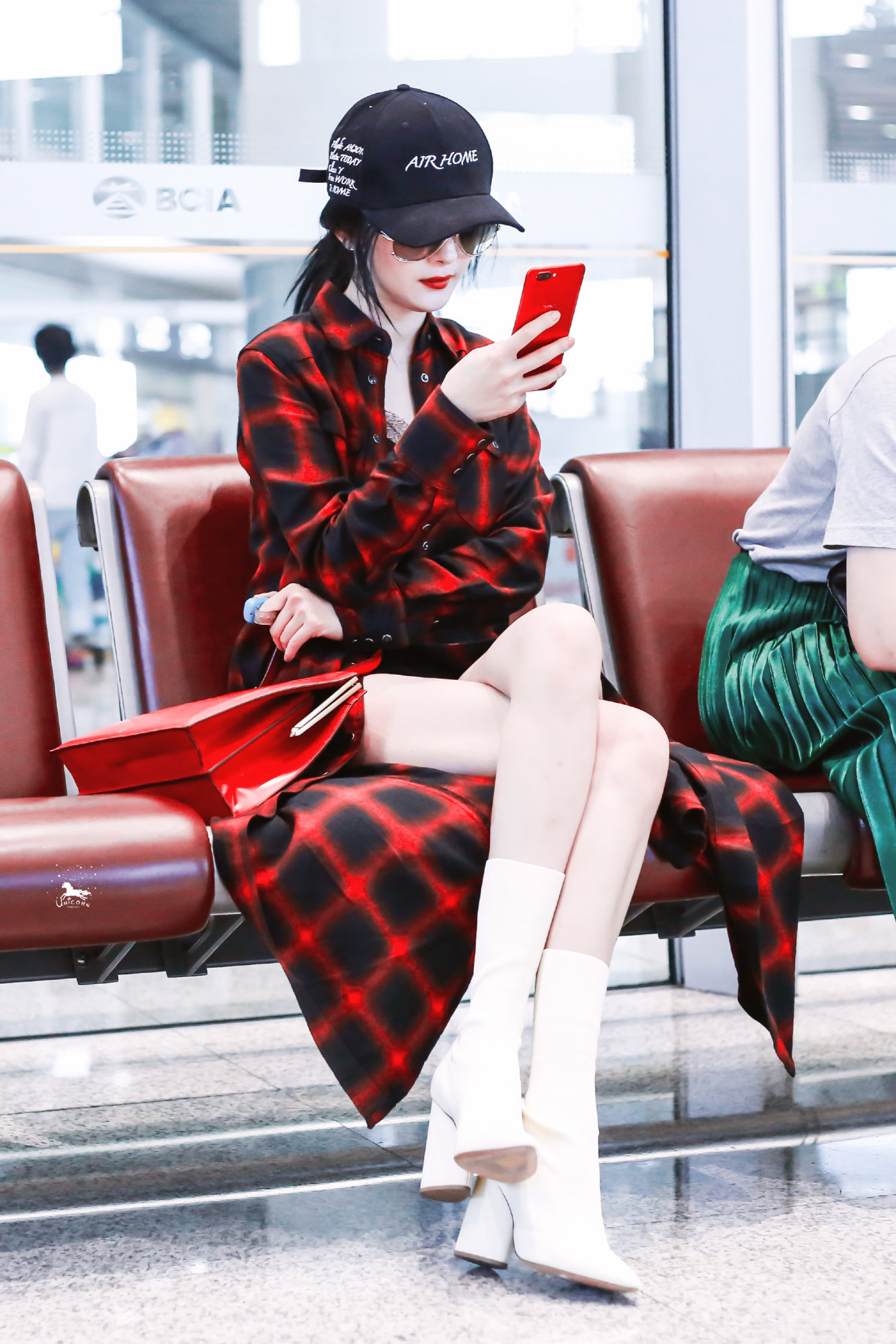 杨幂跷二郎腿的姿势好美余生我陪你走