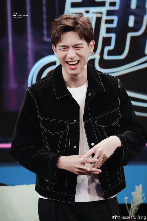 李现 看见你的笑容我的烦恼都没有了,要保持呀#人间不值得,李现才值得